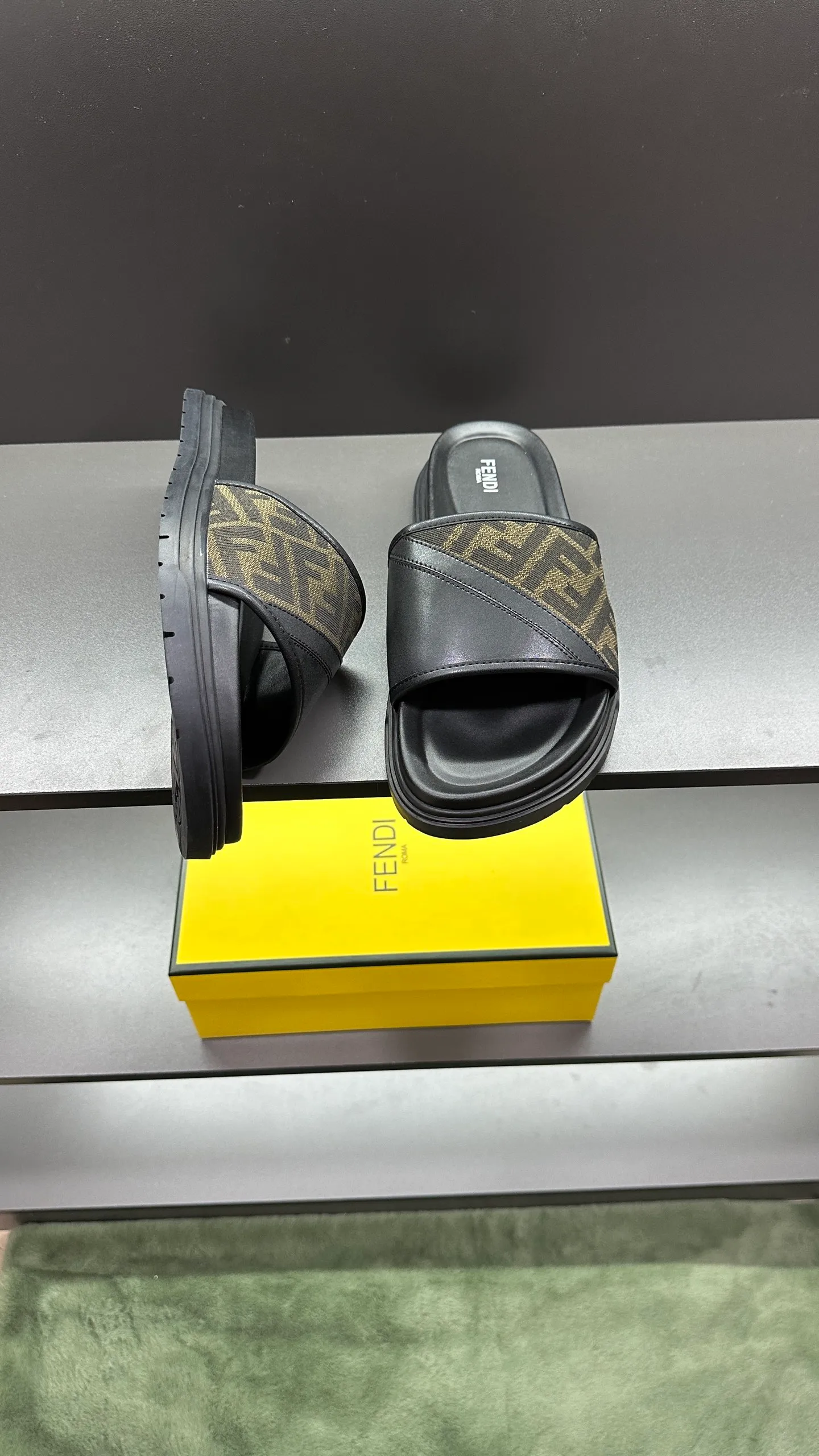 P300 [Fendi Slippers] High-end men's shoes brand, official website 1:1 latest masterpiece: original mold customization, fabrics made of imported original materials, upgraded outsole, lighter and non-slip. The market's top quality, simple yet tasteful, a must-have for fashionistas, fashionable at your feet, full of confidence, the same style at the counter 👍The season of summer slippers is here. Code: 38-45, 46 order